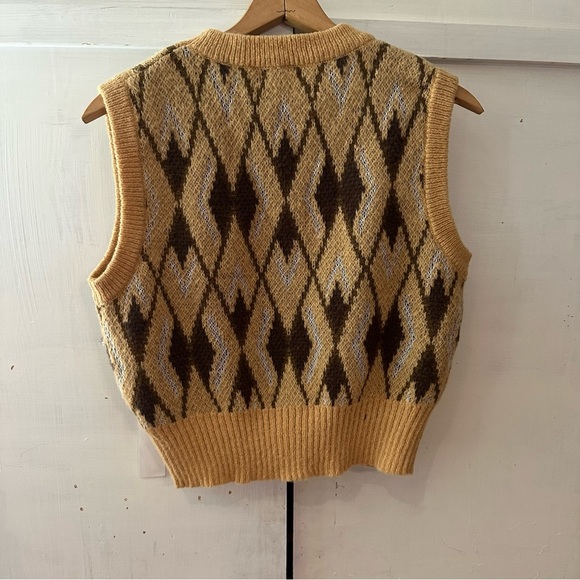 Brown and Tan Argyle Knit Sweater Vest • Size: XL - Picture 10 of 14